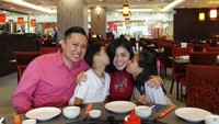 So sweet! Ini momen saat Merry makan siang bersama suami dan dua anaknya. Kedua anak Merry kompak memberi kecupan di pipi ibunya. Foto: instagram @merryriana