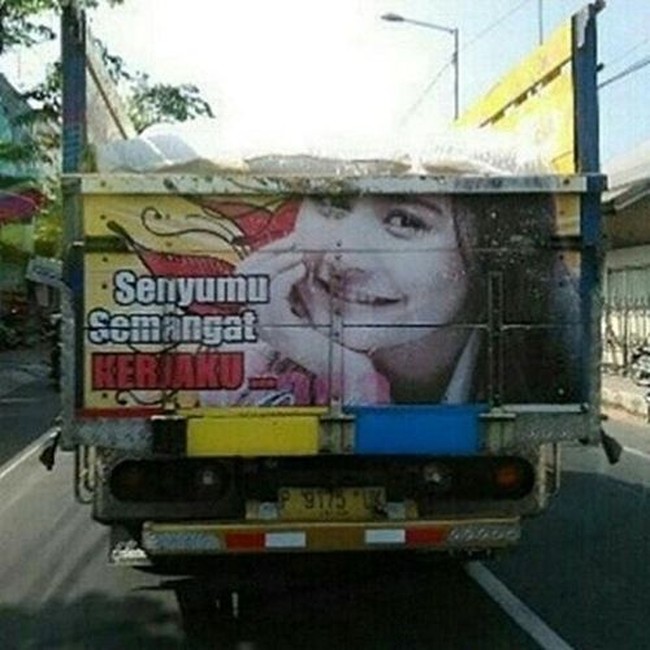 Disemangatin kerja nih sama Prilly Latuconsina. Foto: Instagram @bokongtruk.id