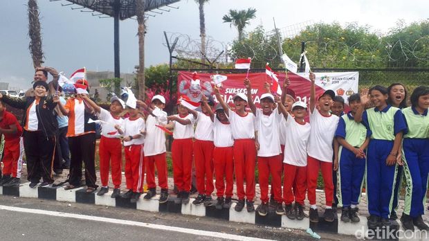 Pelajar SMP N 2 Dolok Panribuan Antusias Sambut Obor Asian Games