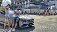 Jet pribadi sudah, yacht sudah, untuk jalan-jalan di Barcelona mereka juga harus penuh gaya. Mobil mewah ini pun yang jadi pilihan mereka untuk keliling Barcelona. (Instagram/@richrussiankids)