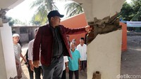 Para anggota dewan ini pun mengunjungi sebuah masjid yang juga mengalami kerusakan akibat gempa tersebut.
