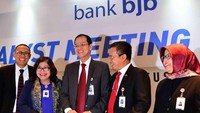 Direktur Utama Bank BJB Ahmad Irfan (ketiga kanan) didampingi Direktur Konsumer dan Ritel Suartini (kiri), Direktur Kepatuhan dan Manajemen Risiko Agus Mulyana (kedua kiri), Direktur Operasional Fermiyanti (ketiga kiri), Direktur Keuangan Nia Kania (kanan) dan Komisaris Independen Bank BJB Suwarta (kedua kanan) berbincang disela Analyst Meeting Q2-2018 Bank BJB di Jakarta, Rabu (1/8). Foto: dok. BJB