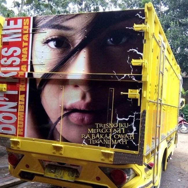 Cinta itu sesuatu yang ada di hati, tidak akan berubah sampai pada kematian, saat Dian Sastrowardoyo jadi objek lukis di belakang truk. Foto: Instagram @bokongtruk.id