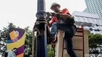 Sebelum dirubuhkan, tiang lampu tersebut nterlebih dahulu diikat menggunakan tali.