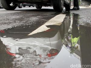 Aksi Polwan Tilang Pelanggar Ganjil Genap