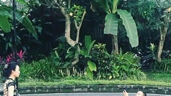 Jadi tukang foto saat di taman. Foto: bored panda