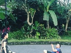 Kocak! Pengorbanan Pria Jadi Tukang Foto Sang Kekasih