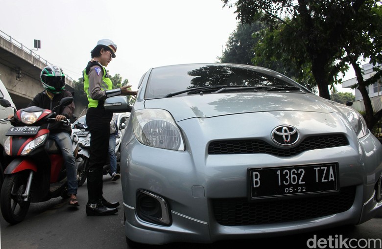 Aksi Para Polwan Saat Tilang Pelanggar Ganjil Genap. Foto: Rifkianto Nugroho Aksi Para Polwan Saat Tilang Pelanggar Ganjil Genap. Foto: Rifkianto Nugroho