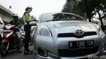 Aksi Polwan Tilang Pelanggar Ganjil Genap