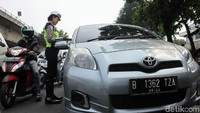 Polwan pun tak lupa kembali mengingatkan para pengendara terkait perluasan sistem ganjil genap yang mulai efektif dilaksanakan per tanggal 1 Agustus 2018.