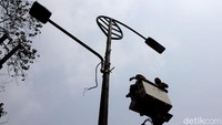 Sebelumnya diberitakan, jalur sepeda yang menyatu dengan trotoar di depan pintu gerbang GBK, Senayan, terhalang tiang hingga pohon. Keberadaan tiang hingga pohon itu mempersempit jalur sepeda.