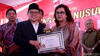 Para tokoh yang mendapat penghargaan yaitu aktivis dan sastrawan Wiji Thukul, Tokoh asal Papua They Hiyo Eluay, penyair WS Rendra, aktivis HAM Munir, pengacara Adnan Buyung, aktivis perempuan Marsinah, musisi Harry Roesli, Pakar Sosiologi Sayogyo, aktivis Amir Daulay, HJC Princen, Adi Sasono, Afnawi Noeli, mantan Jaksa Agung Baharuddin Lopa, mantan Ketua MPR Taufiq Kiemas, Ahmad Taufi, dan sastrawan Pramudya Ananta Toer.