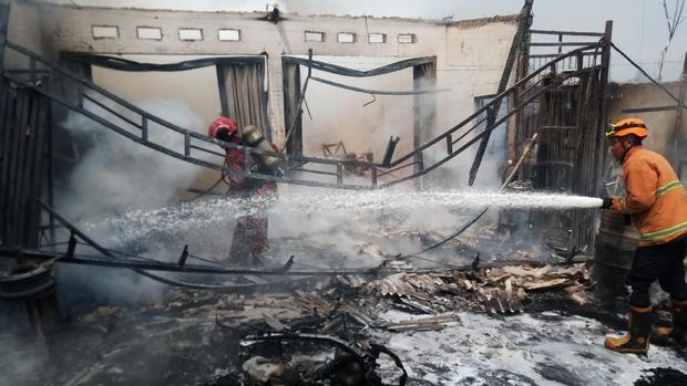 Kebakaran 5 unit kios di Jalan Proklamasi, Depok