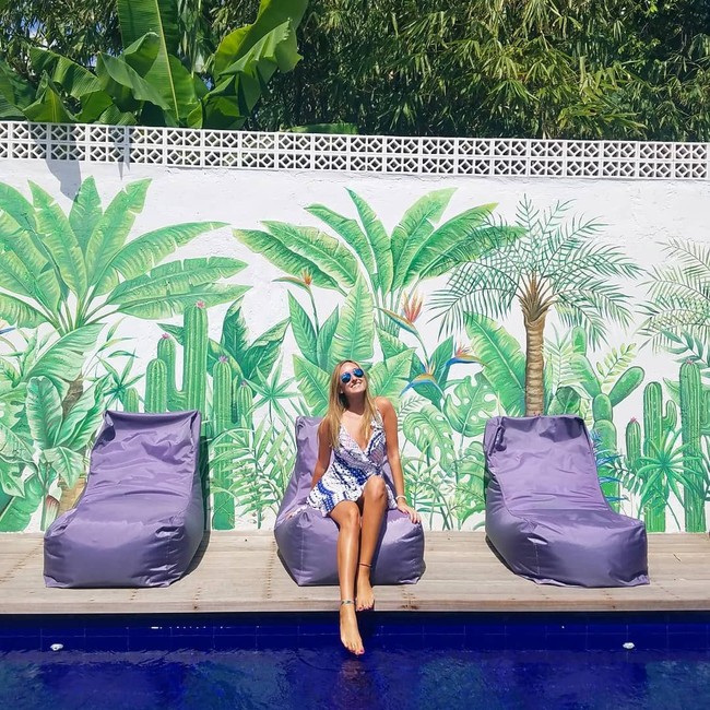 Selain itu, masalah paling besar bagi kami berdua adalah duduk di belakang meja hampir setiap hari dan melihat masa muda kami berlalu begitu saja. Kami melihat atasan di perusahaan kami dan tidak bisa membayangkan tahan 20 tahun melakukan hal yang sama setiap hari di tempat yang sama dengan sedikit lebih banyak uang, ungkap Sarah. Foto: Instagram @wanderingpublicist