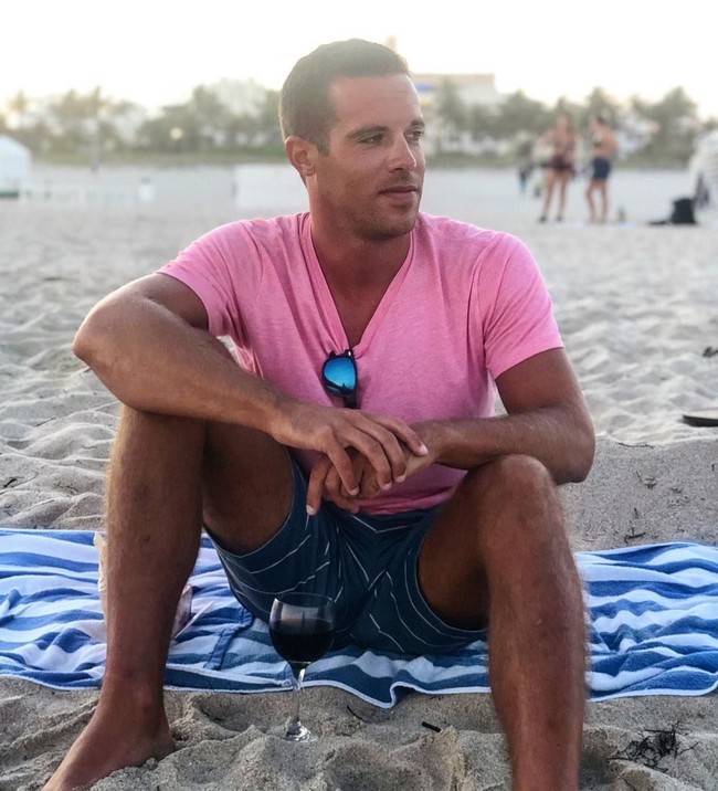 Sedangkan pasangannya adalah Account Manager di sebuah firma yang juga menghasilkan gaji hingga miliaran rupiah. Seperti Sarah, ia cukup bersenang-senang dengan karier dan kehidupan sosial. Namun Tim mengeluhkan terlalu banyak pekerjaan yang membuatnya tidak bisa menghabiskan waktu untuk hal-hal yang disukai. Foto: Instagram @scubalot