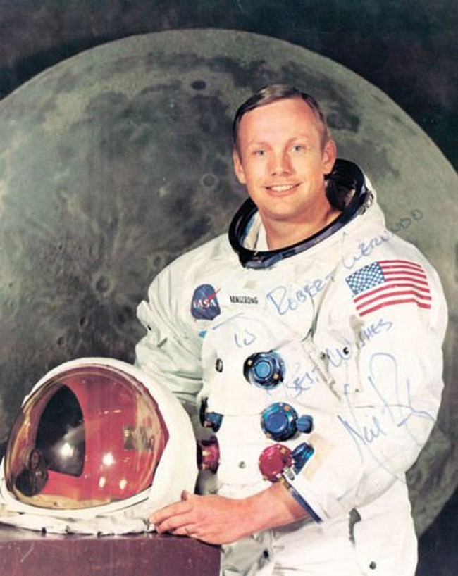 Astronot legendaris Neil Armstrong tanda tangannya berharga 8.500 pound sterling atau sekitar Rp 160 juta. Foto: Dok. Telegraph
