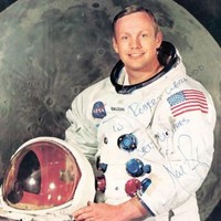 Astronot legendaris Neil Armstrong tanda tangannya berharga 8.500 pound sterling atau sekitar Rp 160 juta. Foto: Dok. Telegraph