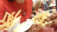 Burger, kentang goreng dan ayam goreng jadi teman Merry saat menunggu penerbangan dari Singapura menuju Jakarta. Btw, jumlah makanannya banyak banget ya. Foto: instagram @merryriana