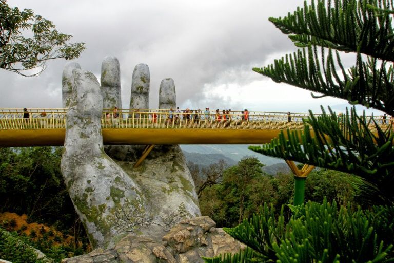 Jembatan emas yang ditopang 2 tangan raksasa di Vietnam