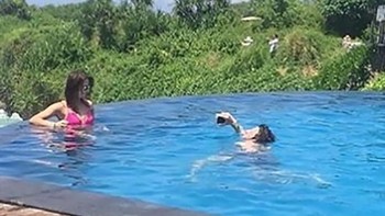 Jadi tukang foto saat di kolam. Foto: bored panda