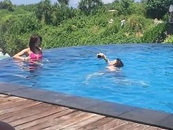 Kocak! Pengorbanan Pria Jadi Tukang Foto Sang Kekasih