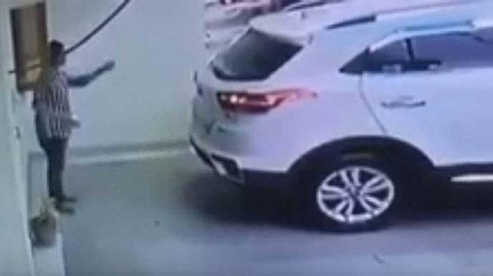 Viral Video Istri Tabrak Suami Saat Mundurkan Mobil, Polisi: Hoax