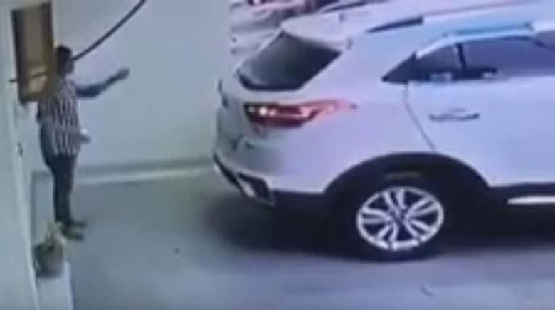 Viral Video Istri Tabrak Suami Saat Mundurkan Mobil 