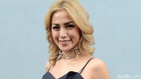 Jessica Iskandar tampil dengan gaun hitam mengekspose pundaknya. Foto: Noel/detikHOT