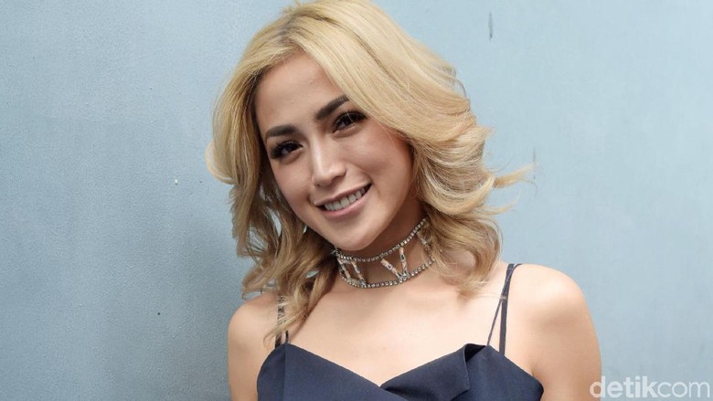 Aww! Jessica Iskandar Tulis Caption Manis untuk Richard Kyle Aww! Jessica Iskandar Tulis Caption Manis untuk Richard Kyle