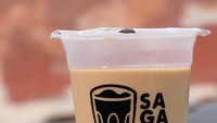 Es Kopi Susu Sagaleh dibanderol Rp 17.000 dengan racikan kopi Sagaleh blend, susu UHT dan gula khusus. Bisa juga pesan yang less sugar. Yang terbaru adalah Sagaleh Es KopMil dengan paduan bubuk Milo. Foto: Instagram sagaleh