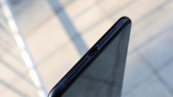 Ponsel ini tidak memiliki jack audio 3,5 mm. Foto: Sina Mobile