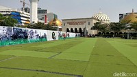 Selama tiga tahun terakhir banyak kasus rumput sintetis rusak secara tidak sengaja atau sengaja. Bahkan ia menyebut beberapa bagiannya ada yang secara sengaja dicabut oleh oknum warga.