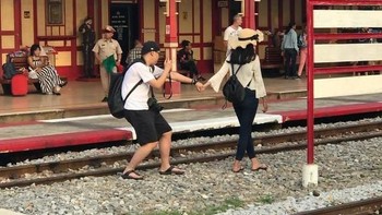 Jadi tukang foto saat di stasiun kereta. Foto: bored panda