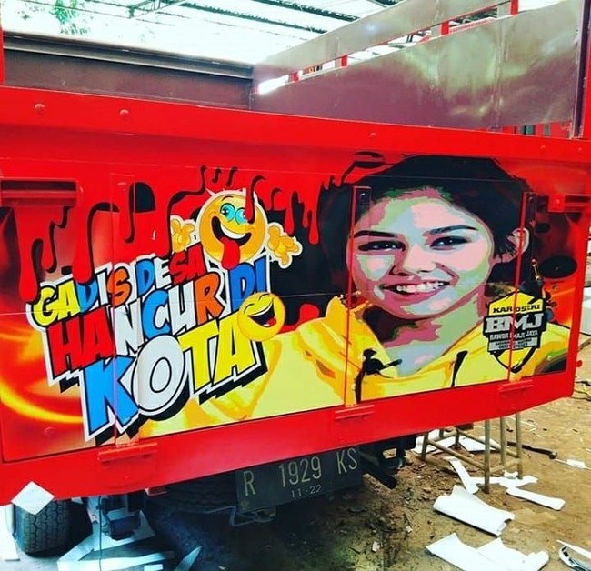 Milea Vanesha Prescilla juga jadi korban kreatif yang muncul di bak truk. Tapi apakah benar jika gadis desa akan hancur di kota? Foto: Instagram @bokongtruk.id