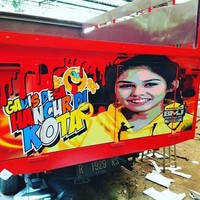 Milea Vanesha Prescilla juga jadi korban kreatif yang muncul di bak truk. Tapi apakah benar jika gadis desa akan hancur di kota? Foto: Instagram @bokongtruk.id