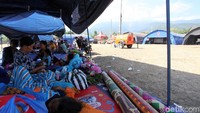 Ratusan orang terpaksa tinggal di tenda-tenda terpar pengungsian yang dibangun swadaya oleh masyarakat agar mereka memiliki tempat untuk berlindung.