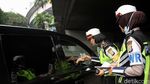 Aksi Polwan Tilang Pelanggar Ganjil Genap
