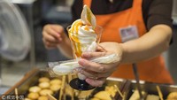 Es krim ini diberi lelehan minyak cabe. Kreasi es krim pedas ini milik salah satu restoran di wilayah Chunxi Road, Chengdu, Cina Selatan. Foto: Istimewa