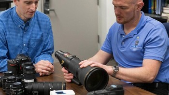 Sebelum berangkat, Grest mempelajari cara kerja alat-alat pemotretan untuk dipakainya nanti. Foto: via Business Insider