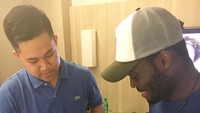 Ia juga ngefans dengan Michael Essien pemain PERSIB. Septrian sempat meminta tanda tangan Essien. Foto: Dok. Instagram/septriannugrahagunawan