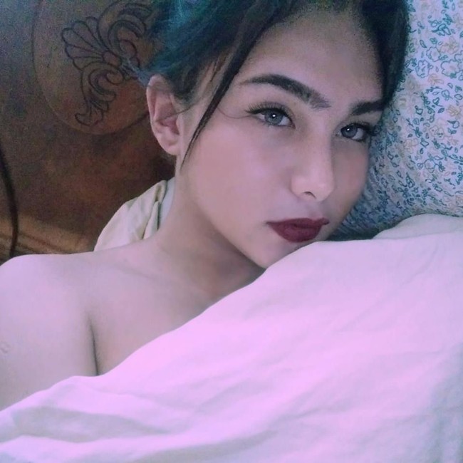 Memiliki rambut panjang, dengan hidung mancung, mata yang indah, dan wajah yang tirus memesona, tak ada yang menyangka jika Arar dulunya adalah seorang pria. Foto: Facebook