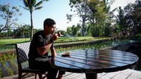 Pesepakbola berusia 38 tahun ini, ternyata memiliki bakat masak tersembunyi. Menikmati secangkir teh panas tanpa gula, dengan hamparan sawah jadi pilihannya. Foto: Instagram @thenekatchef