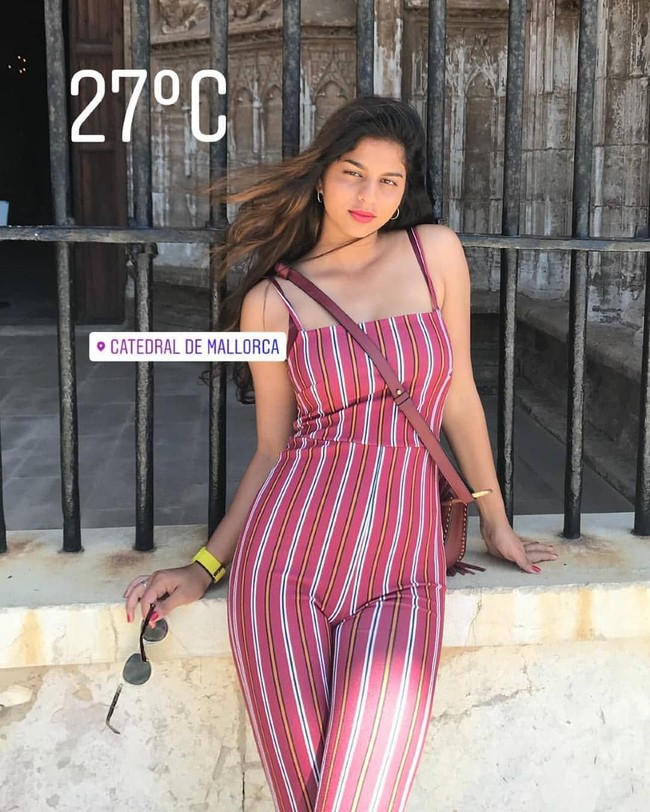 Suhana mengaku tinggal terpisah dari orangtua memberinya banyak pengalaman. “Tinggal di lingkungan yang berbeda dan bertemu banyak sekali orang baru membantuku menambah kepercayaan diri. Aku juga bisa melakukan hal-hal sederhana seperti berjalan-jalan di jalanan atau naik kereta, hal-hal yang sangat sulit dilakukan di Mumbai. Tapi tinggal jauh dari rumah juga membuatku jadi sangat menghargai tempat tinggalku,” tuturnya. Foto: Instagram