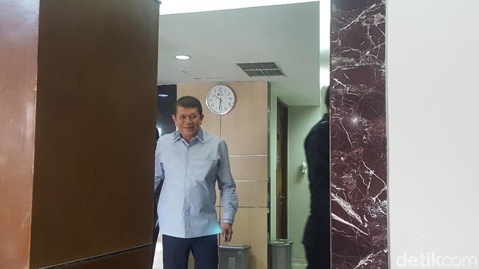 Paman Bobby Nasution, Herry Lontung menjenguk Kahiyang Ayu di RS Yapika.