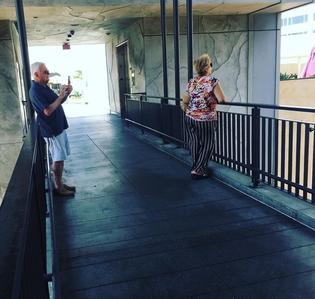 Begini nasib para pria yang pacarnya hobi minta foto 30 tahun ke depan. Foto: Instagram @boyfriends_of_insta