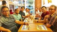 Silaturahmi nomer satu, tulis Septian saat sedang berpose sambil menunggu makanan datang. Foto ini diambil pada 14 Agustus tahun lalu di sebuah mall di Jakarta. Foto: Instagram septiannugrahagunawan
