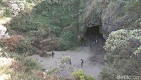 Dalam jalur pendakian ini kita akan menjumpai Gua Walet. Gua ini sering jadi titik perhentian pendaki untuk menikmati suasana (Muhammad Idris/detikTravel)