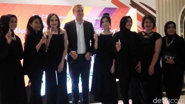 Isyana dalam peluncuran lipstik terbaru Oriflame.
