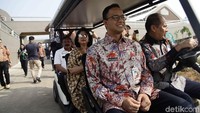Anies menaiki mobil golf untuk meninjau venue berkuda (equestrian).