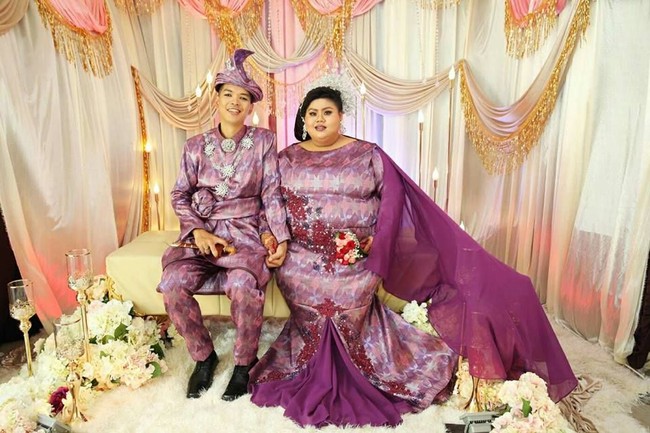 Meski dihujat Netizen, pengantin ini buktikan cinta sejati tak pandang fisik. Pasangan Nora Abu Bakar dan Muhammad Safri asal Singapura jadi ejekan netizen karena perbedaan fisik yang sangat jelas di antara mereka. Foto: Facebook
